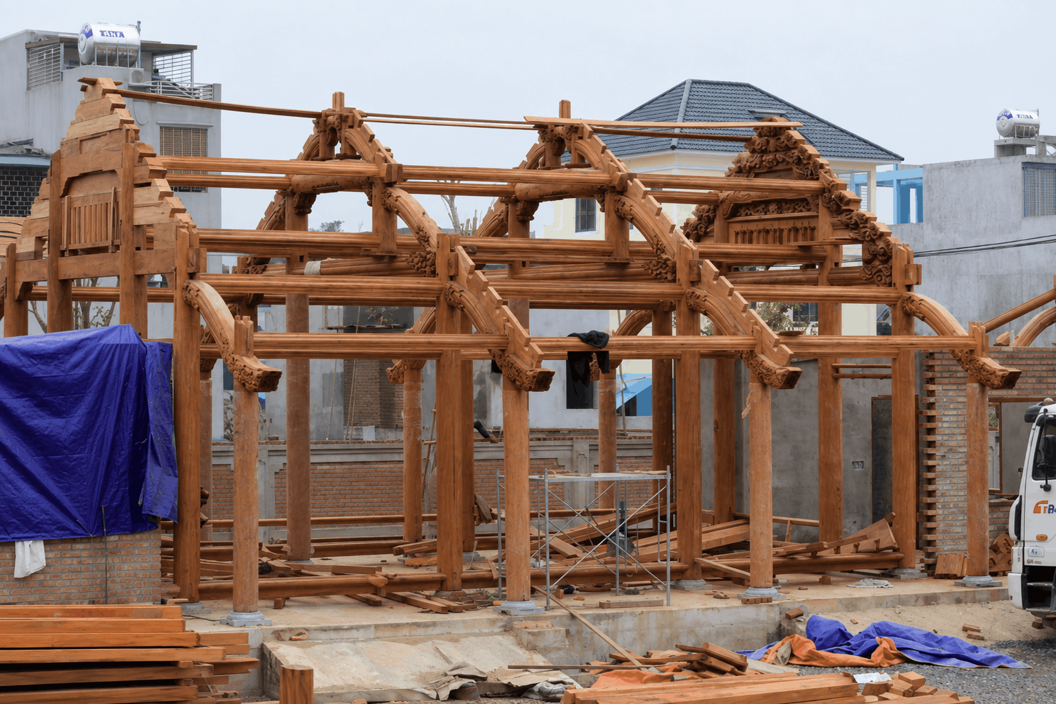 Báo Giá Chi Phí Xây Nhà Gỗ 3 Gian 16 Cột Cập Nhật 2026 Báo Giá Chi Phí Xây Nhà Gỗ 3 Gian 16 Cột Cập Nhật 2026
