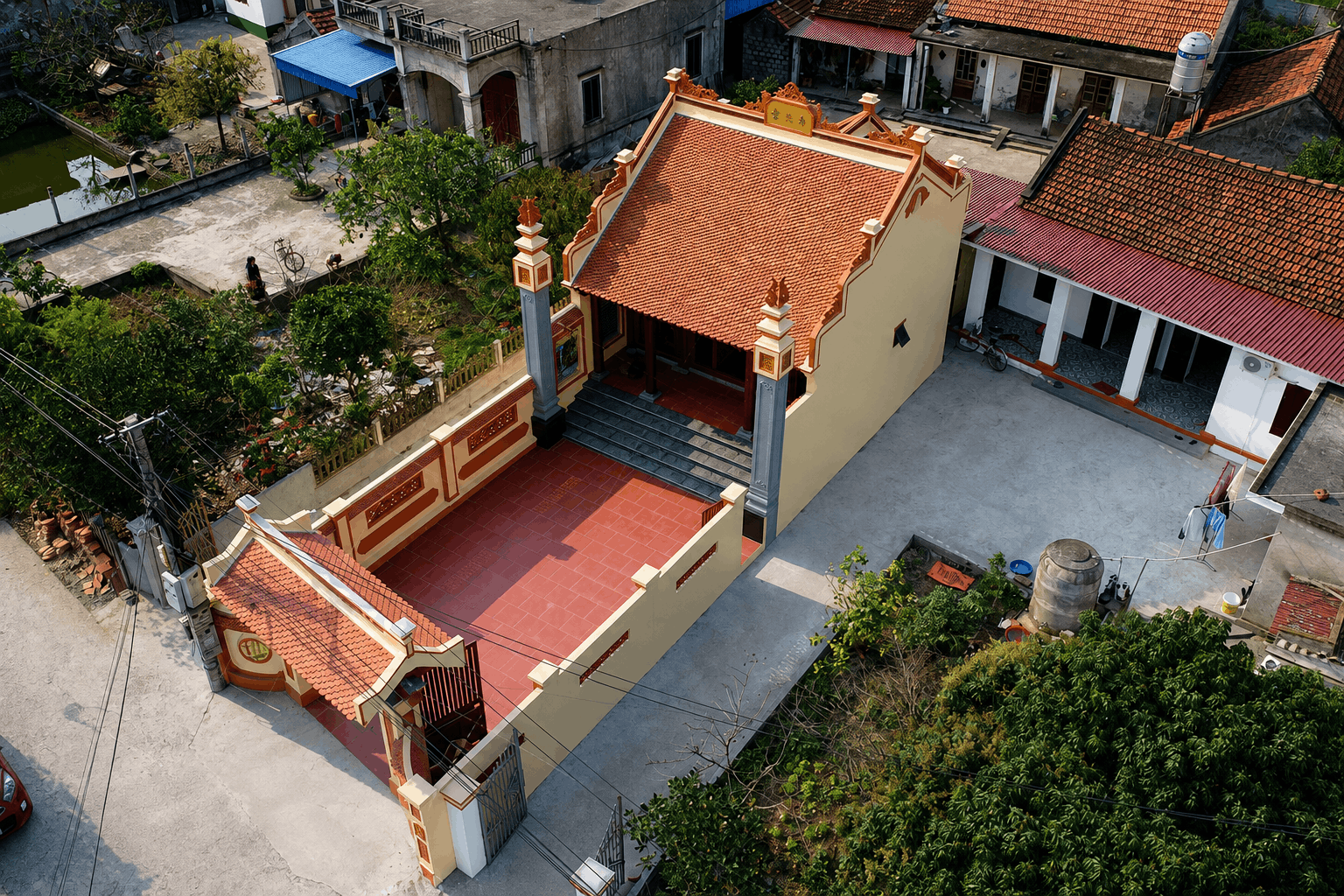 Kiến trúc bên ngoài và sân vườn