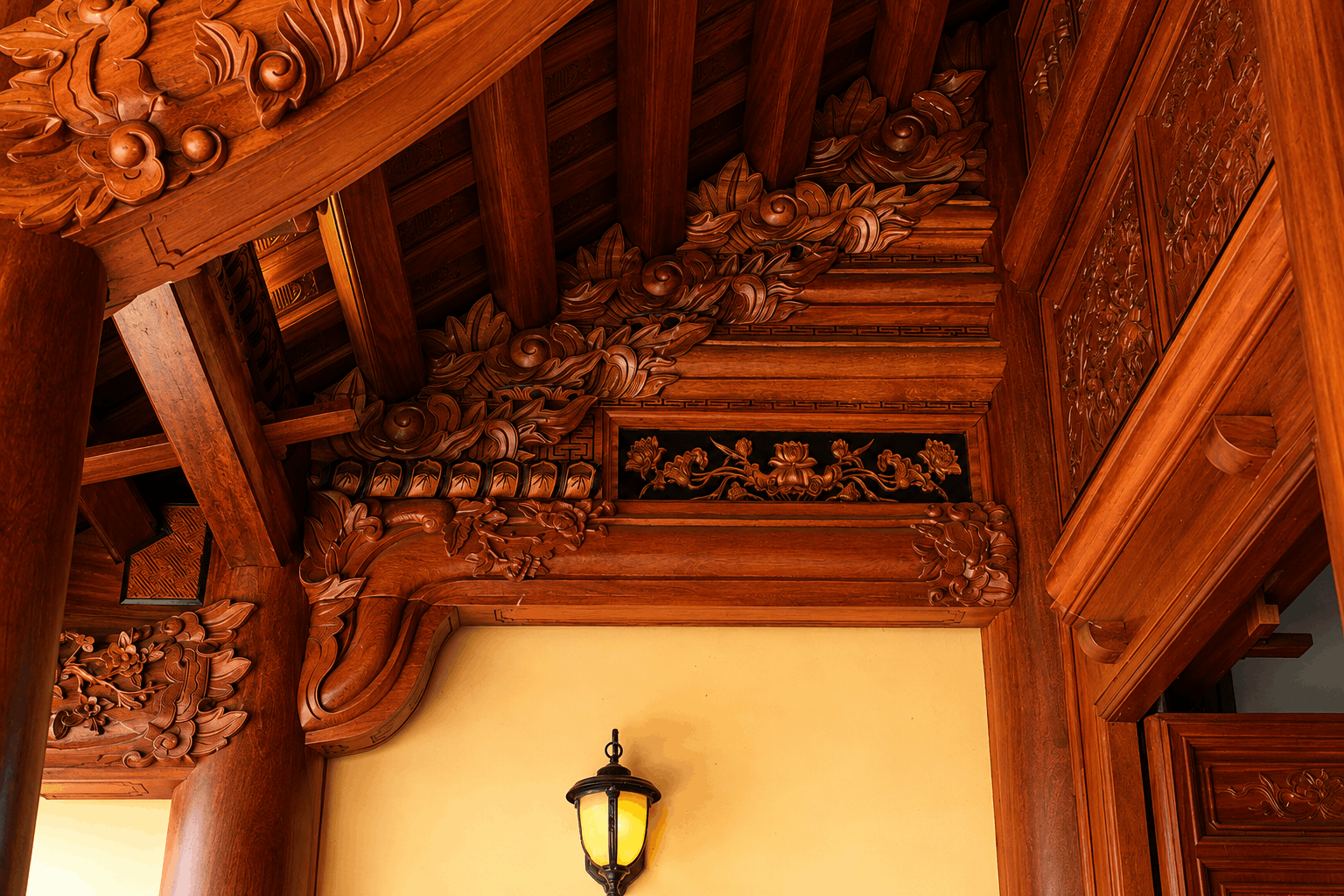 Phần hiên nhà thờ gỗ 3 gian